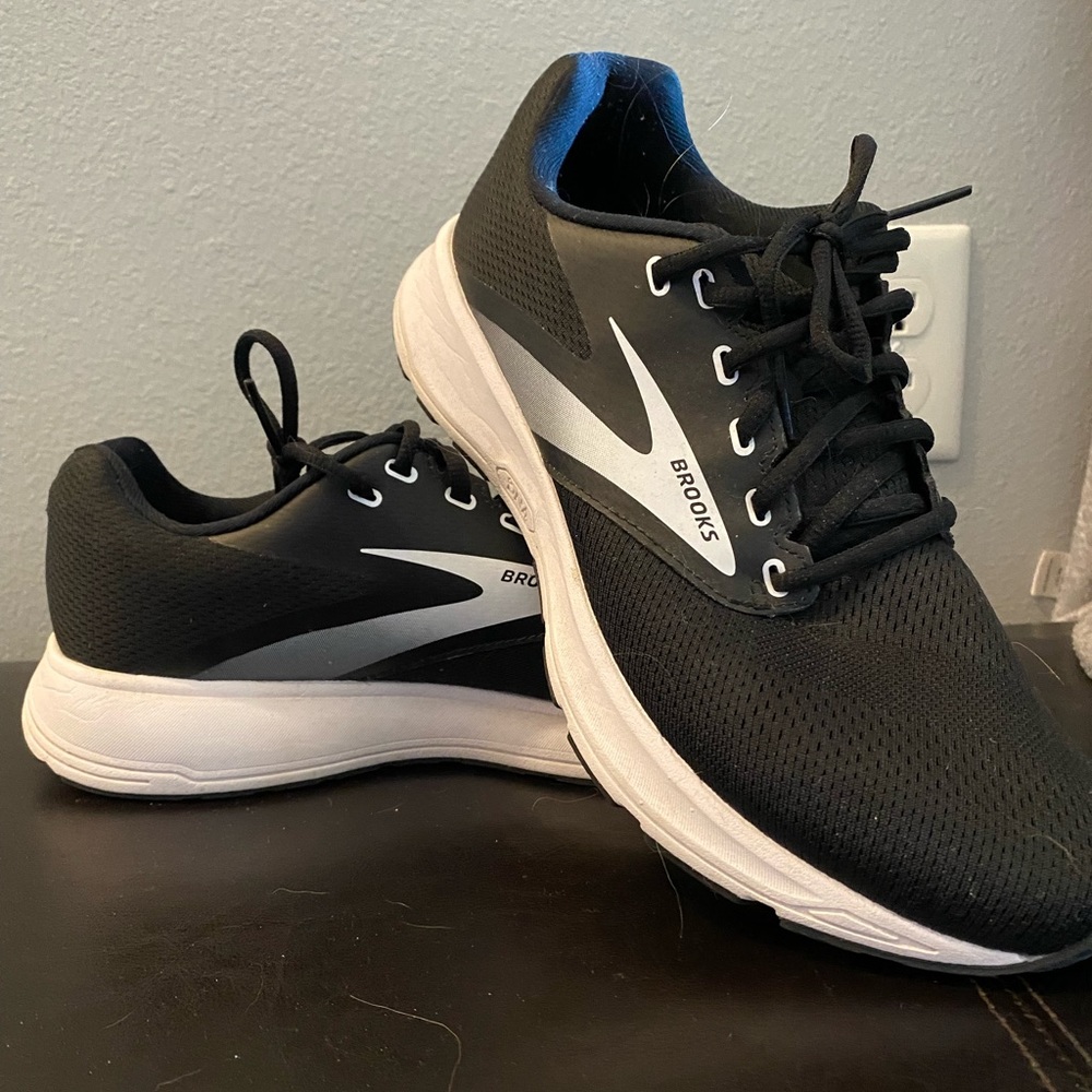Brooks tennis shoes. Size 11 womens.